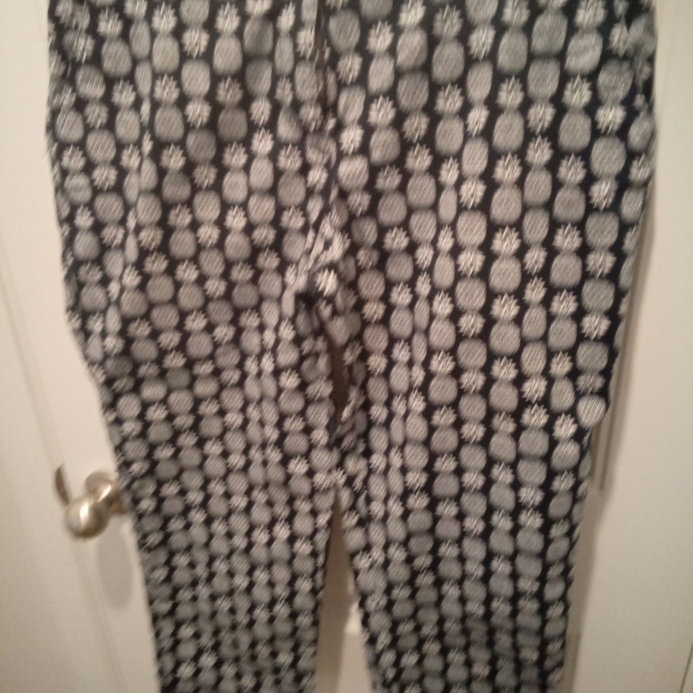 .Crown & Ivy Size 8 Navy Blue and White Pineapple Print Ankle Cropped Pants